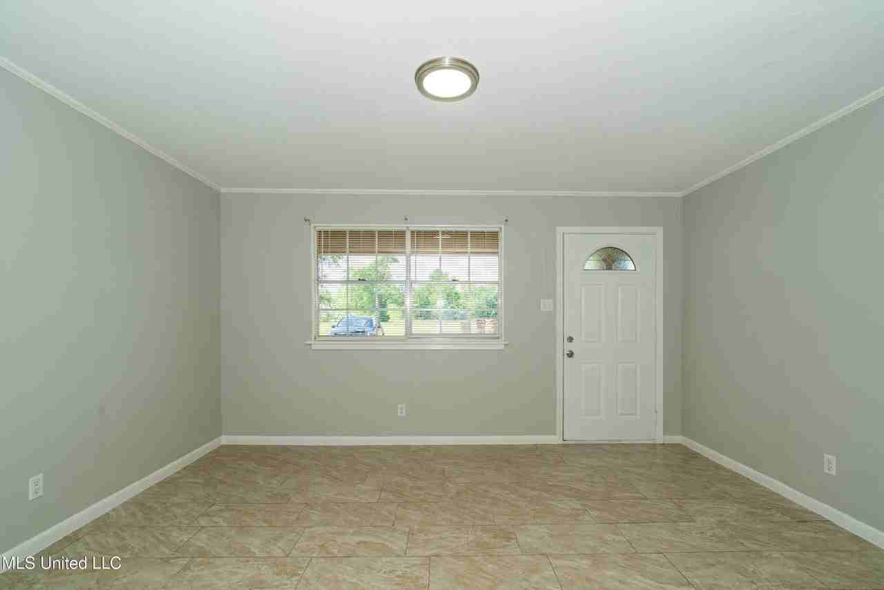 264 Alexander Rd Apt 2 - Photo 3 of 9