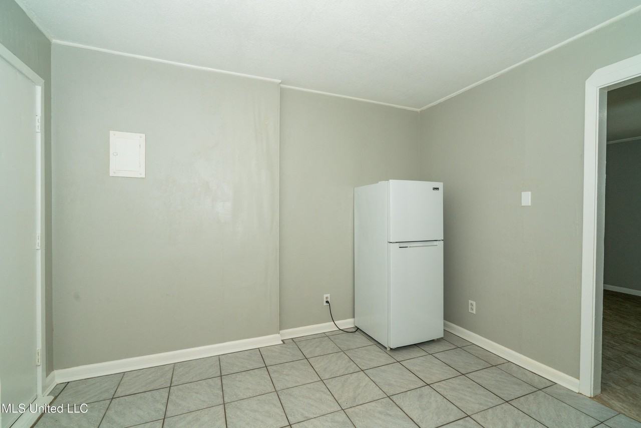 264 Alexander Rd Apt 2 - Photo 5 of 9