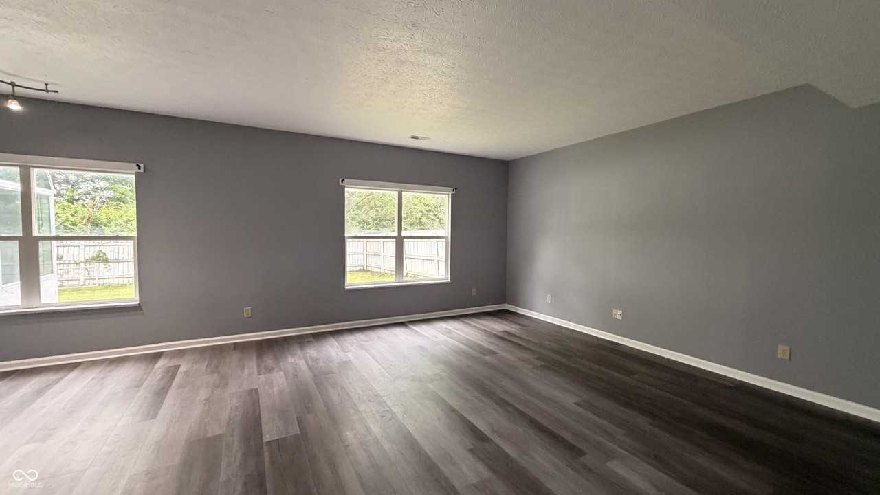 6015 Lakeside Manor Ave - Photo 3 of 11
