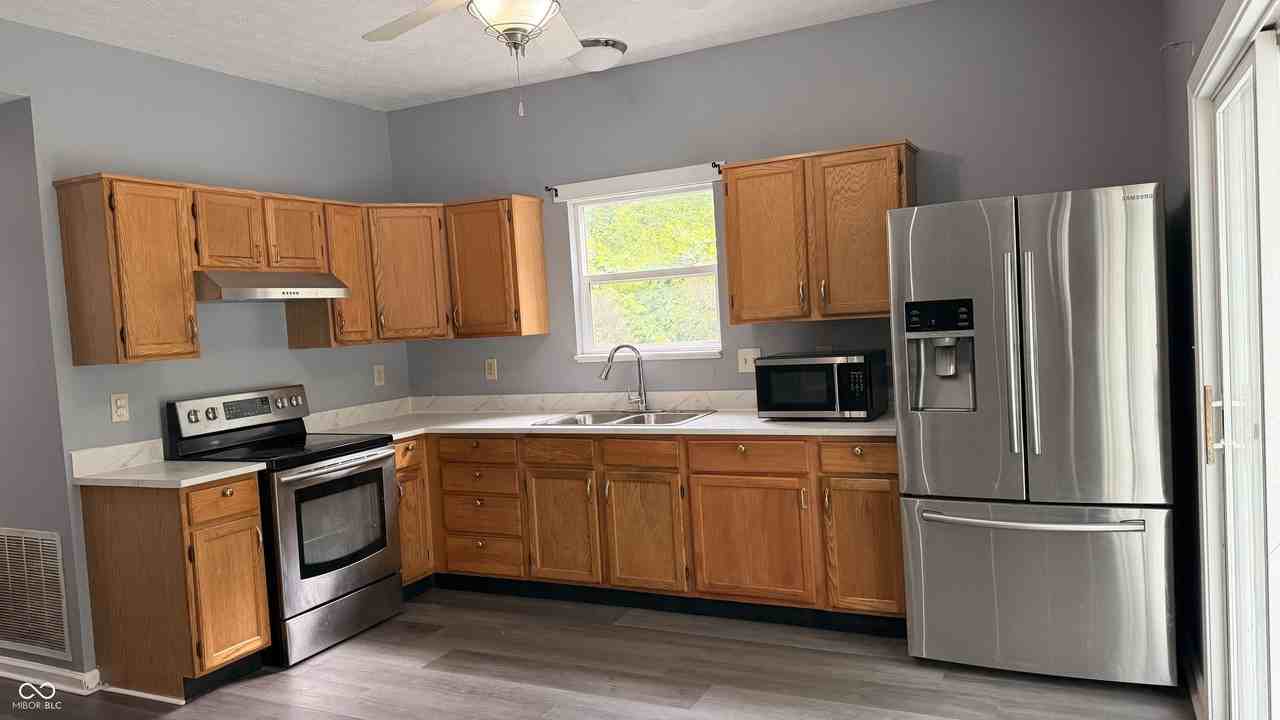 6015 Lakeside Manor Ave - Photo 4 of 11