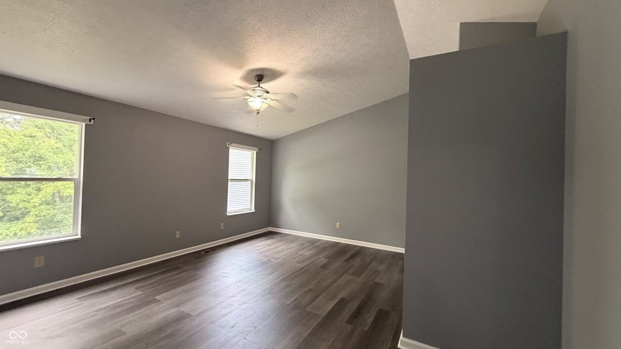 6015 Lakeside Manor Ave - Photo 6 of 11