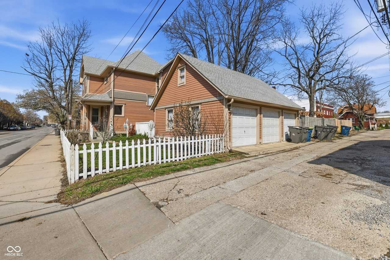 640 E 10th St - Photo 2 of 31