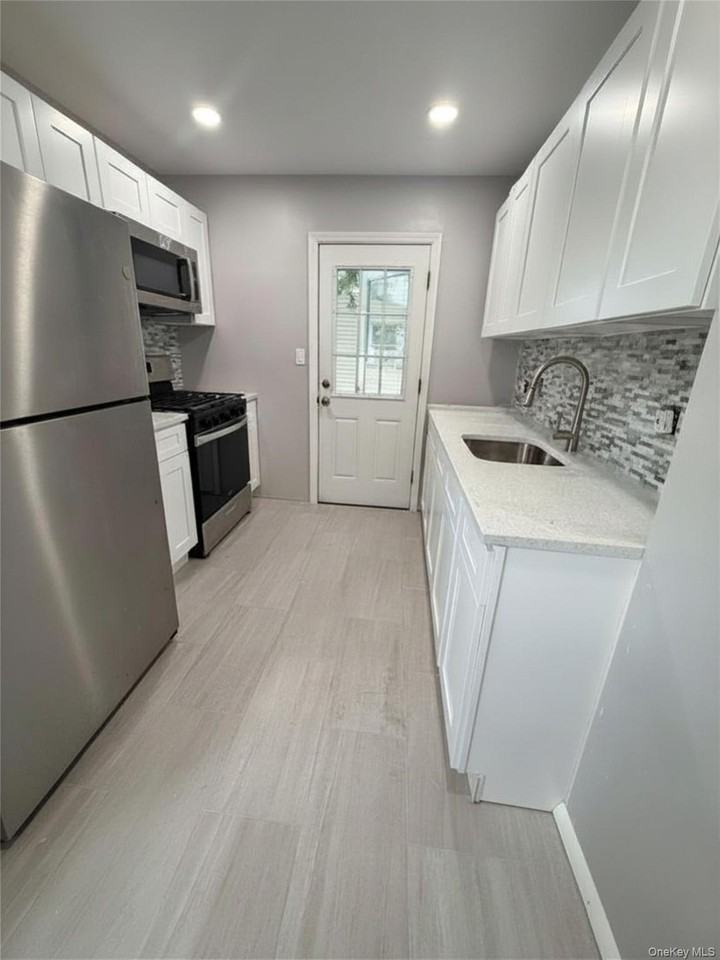 790 Wellwood Ave - Photo 2 of 12