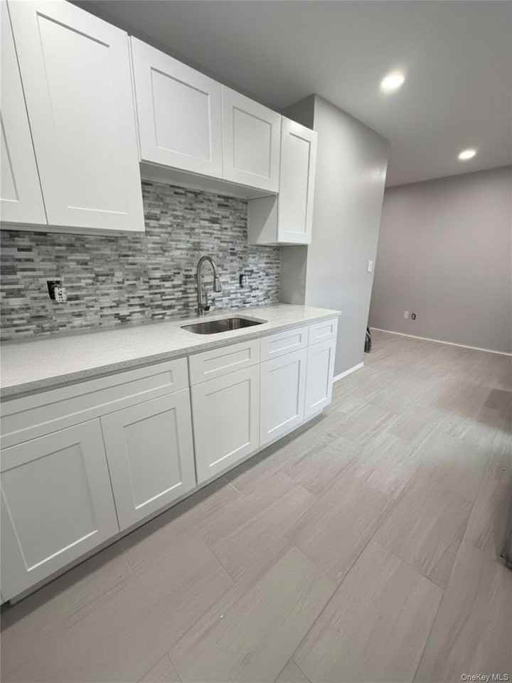 790 Wellwood Ave - Photo 4 of 12