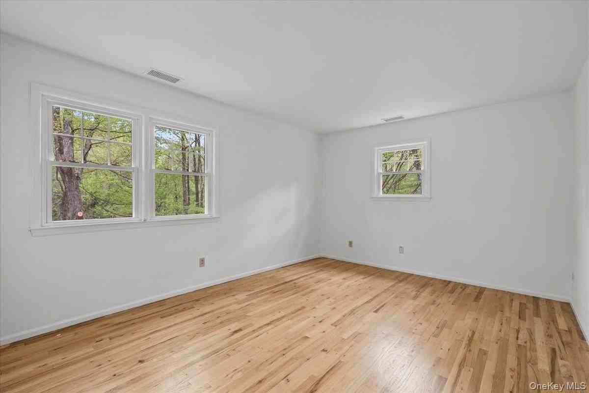10 Silvermine Dr - Photo 4 of 32
