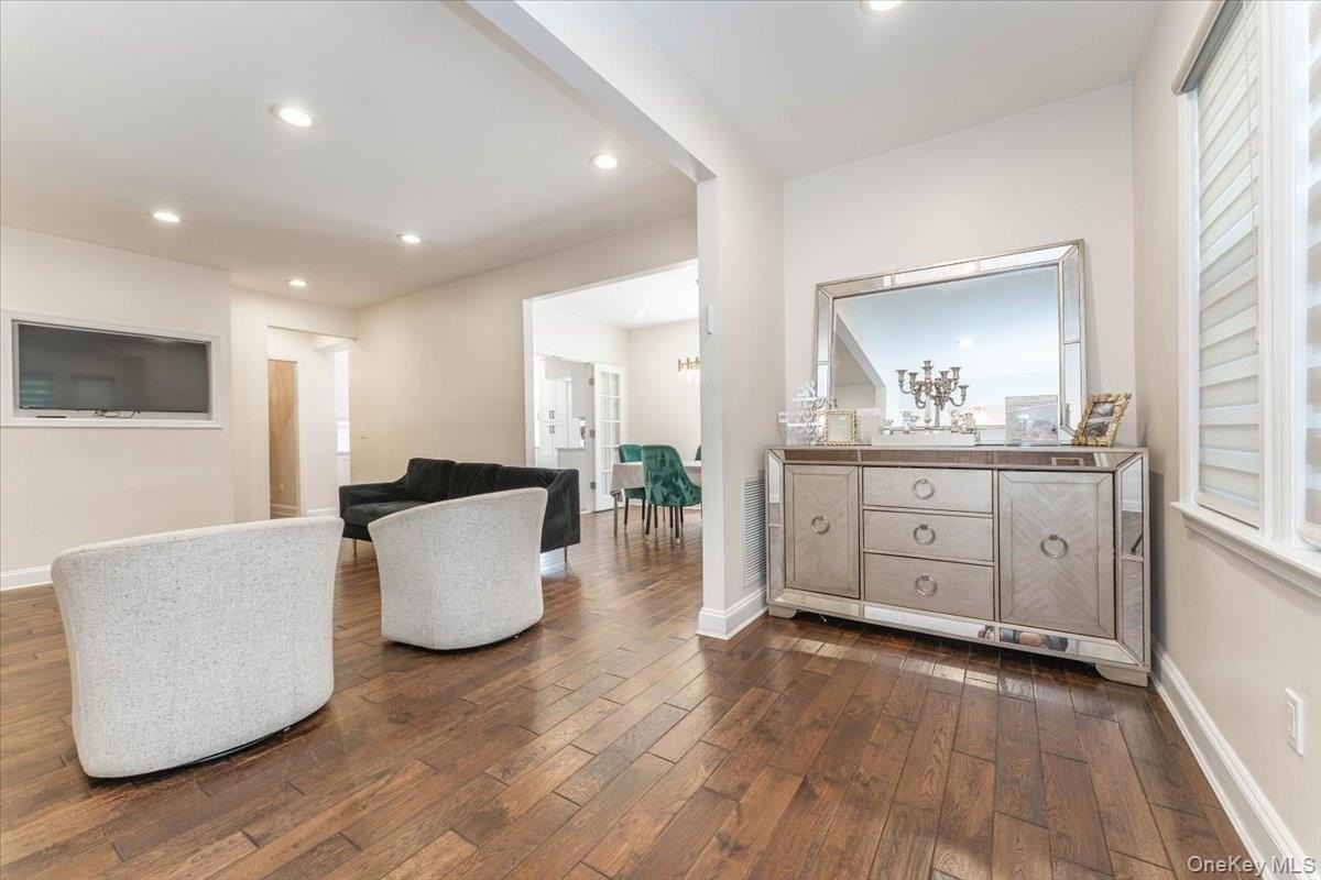 266 Rockaway Tpke - Photo 3 of 35