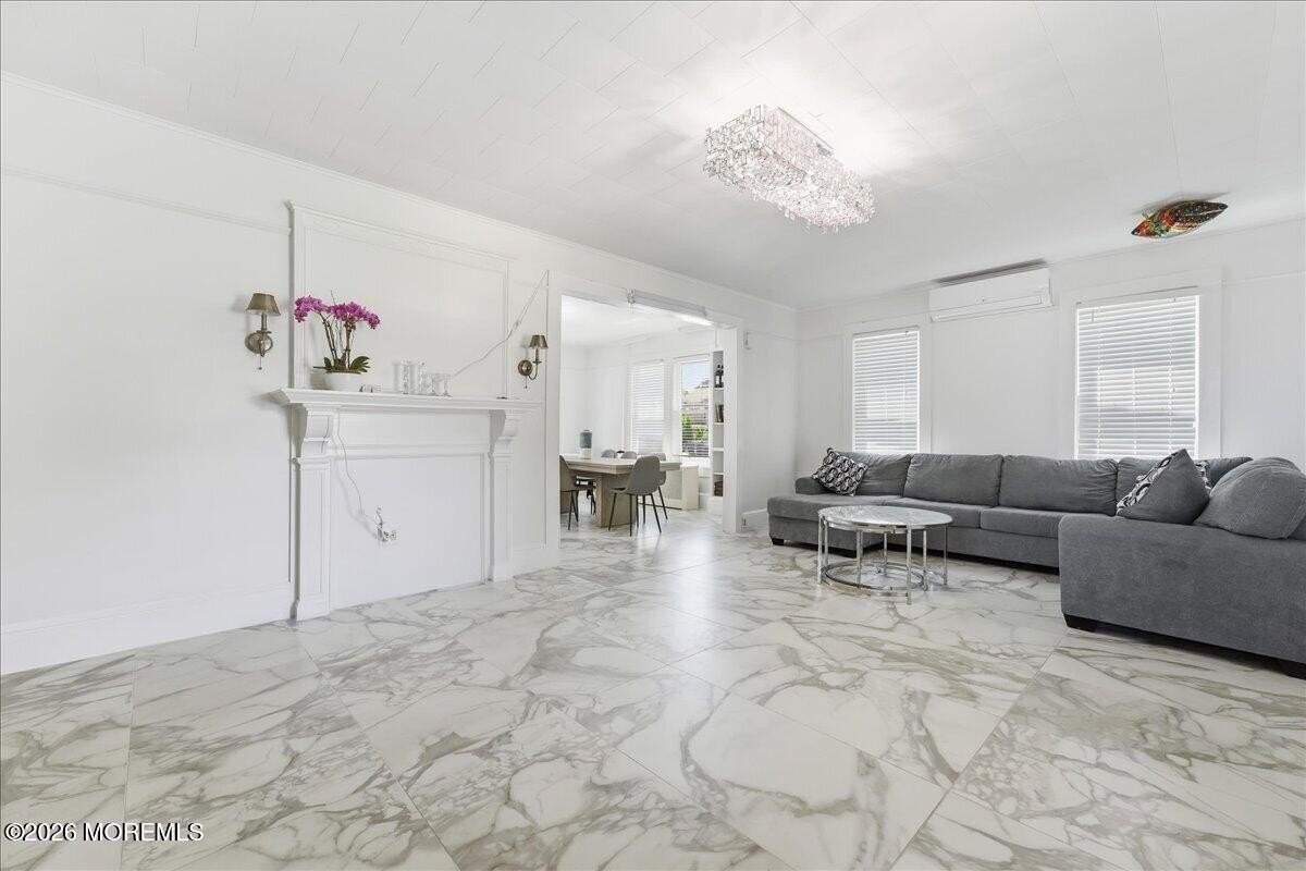 496 W Park Ave - Photo 2 of 40