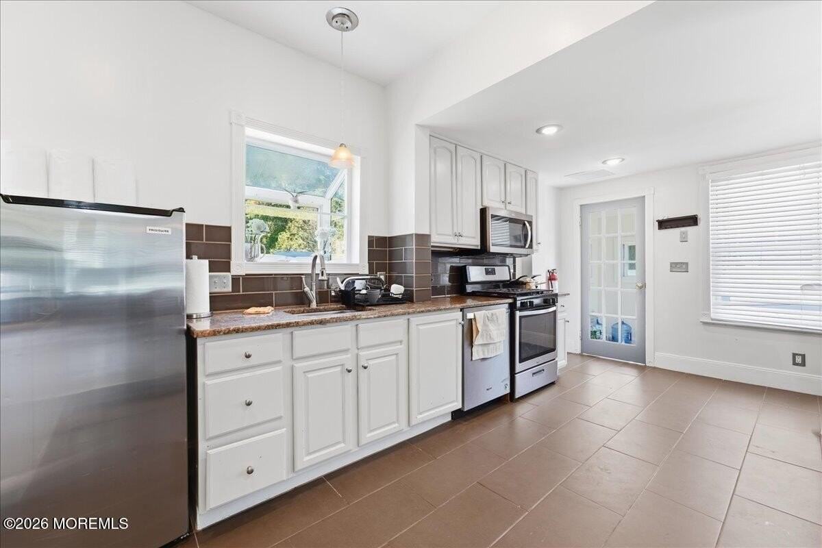 496 W Park Ave - Photo 7 of 40