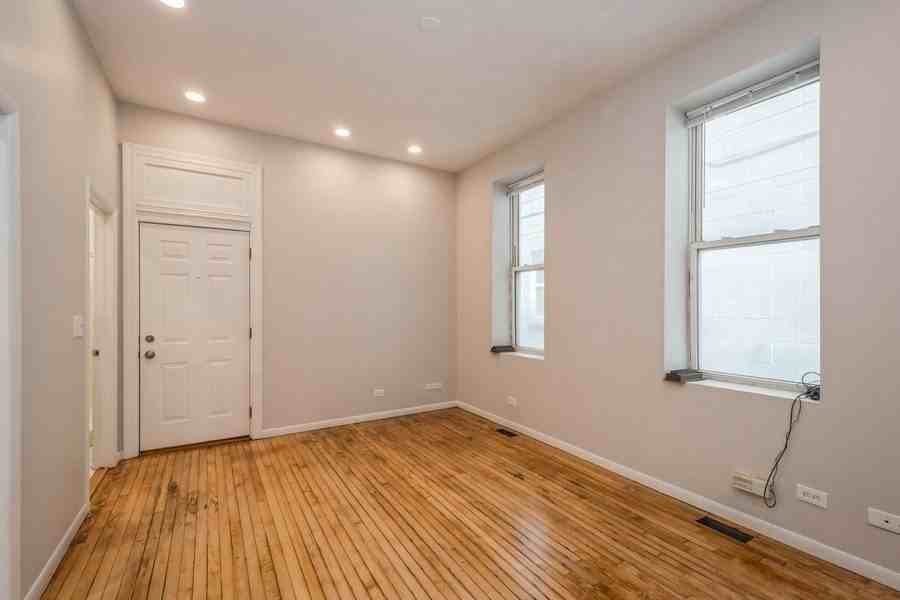 2025 W Superior St #2R - Photo 3 of 10