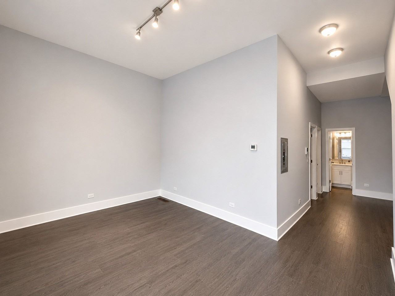 1722 W 21st St #1F - Photo 3 of 7