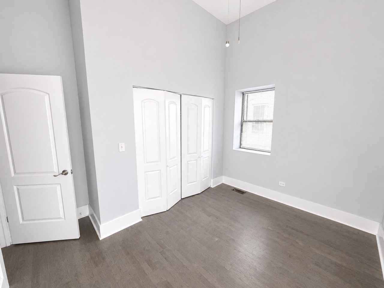 1722 W 21st St #1F - Photo 4 of 7