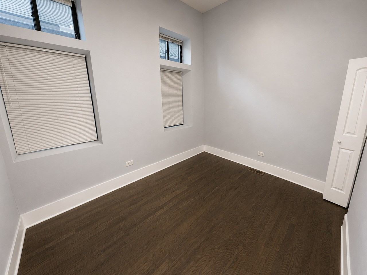 1722 W 21st St #1R - Photo 3 of 7