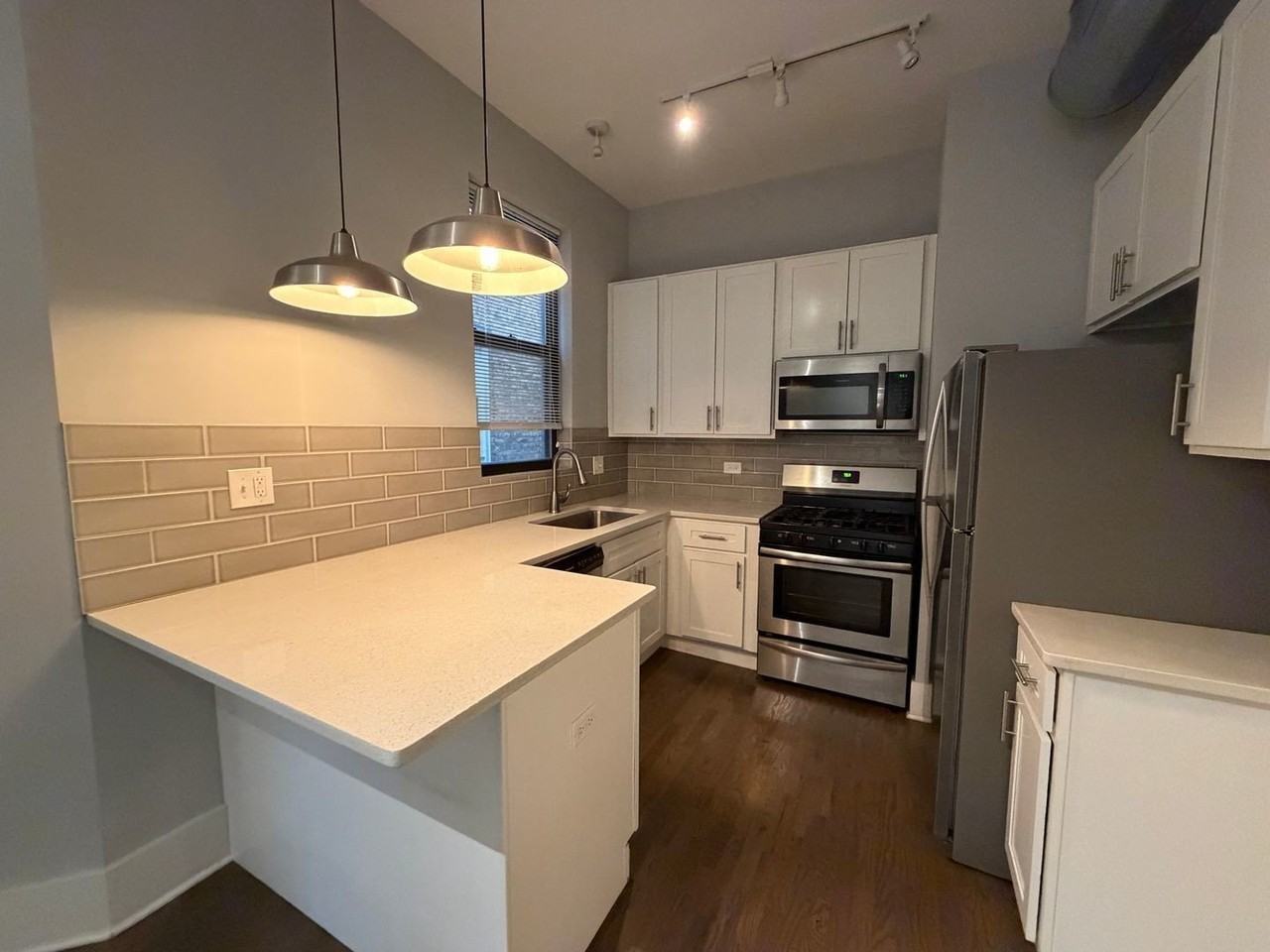 1722 W 21st St #2F - Photo 2 of 10