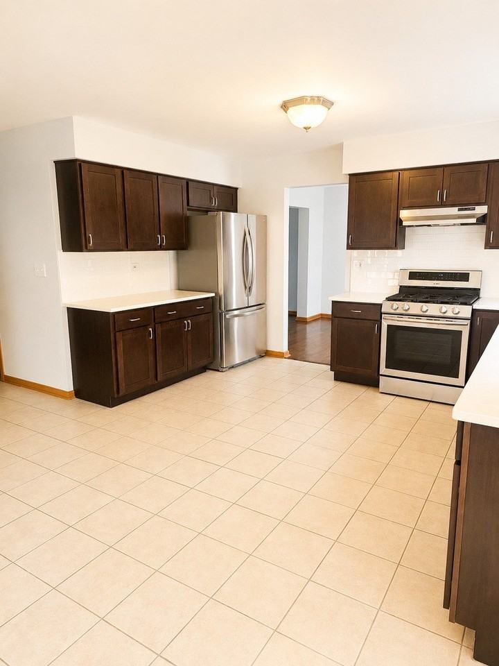 1462 Glen Ellyn Rd - Photo 7 of 20