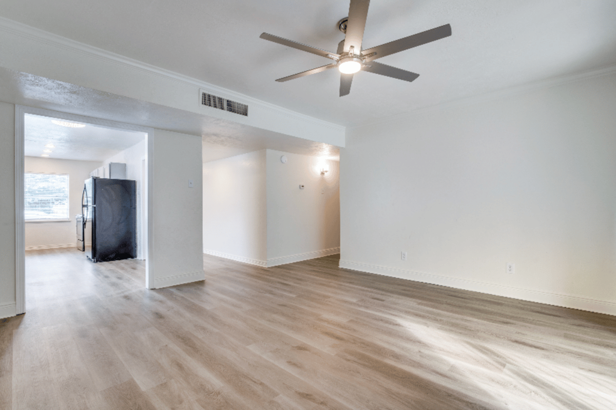 5913 Maple Ln - Photo 3 of 12