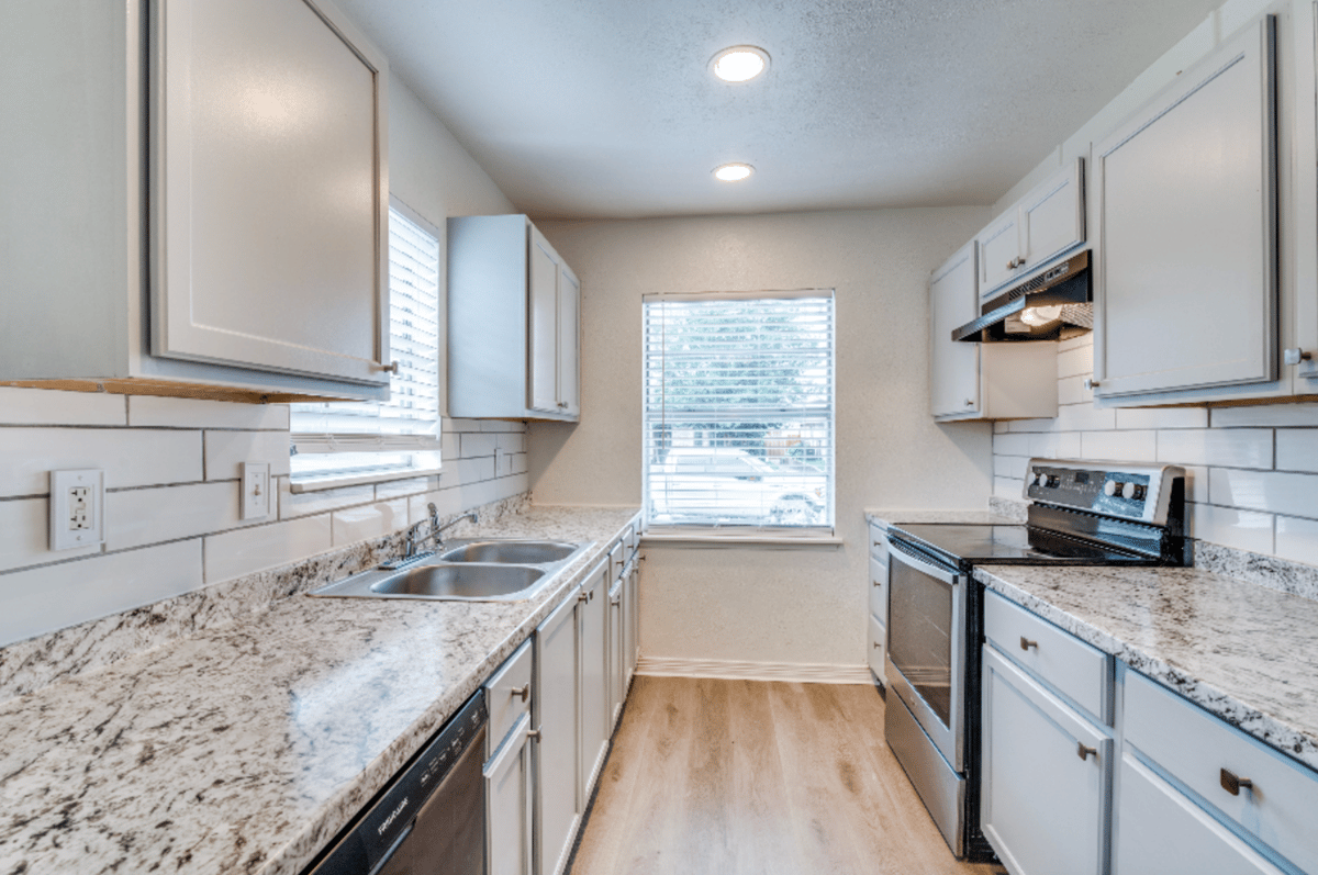 5913 Maple Ln - Photo 4 of 12