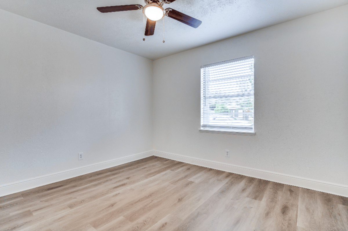 5913 Maple Ln - Photo 7 of 12