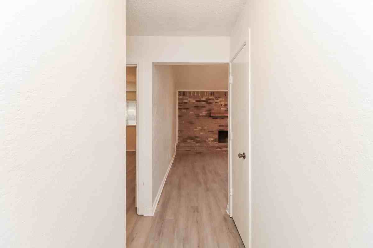 6001 Old Mill Ct - Photo 5 of 31