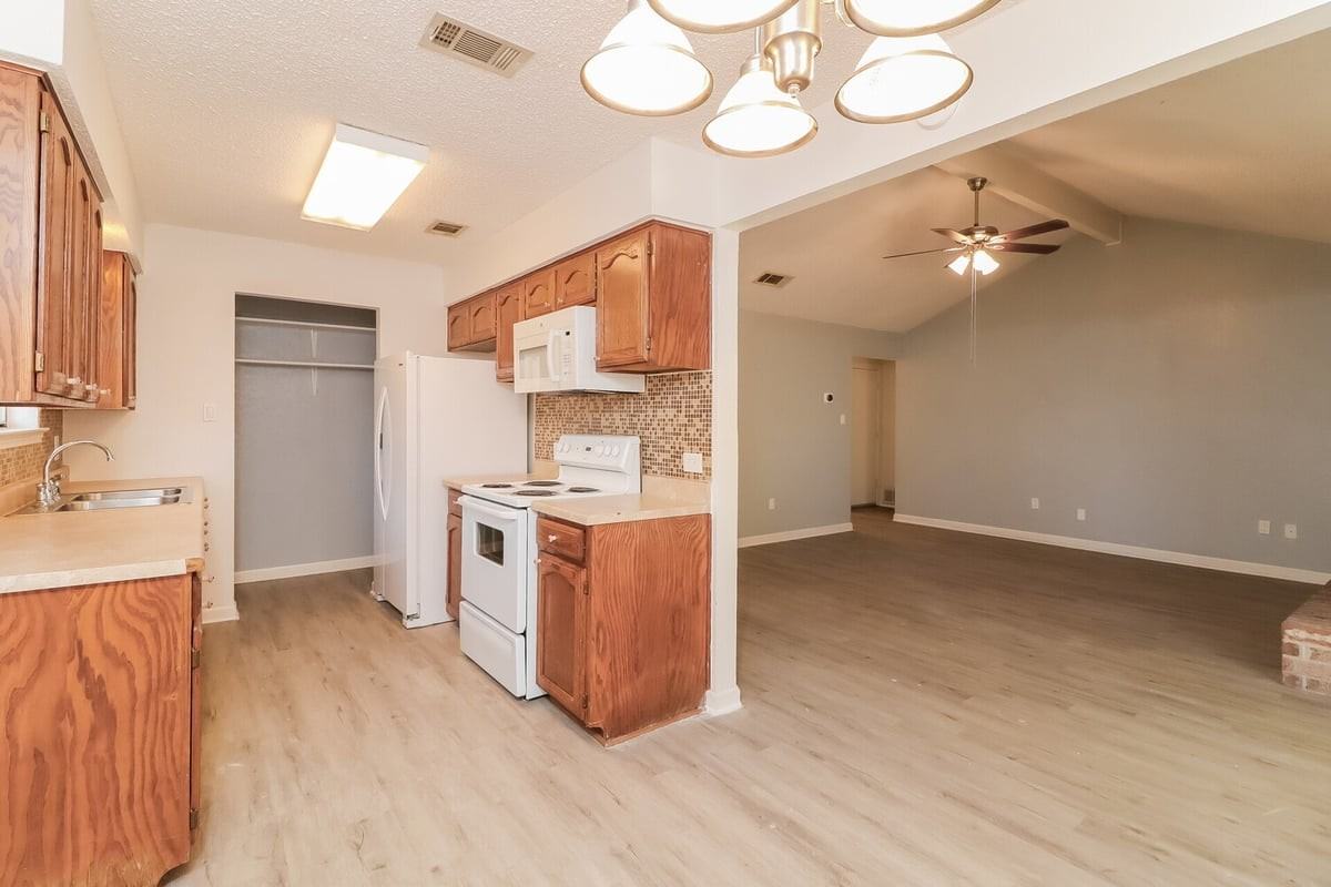 6001 Old Mill Ct - Photo 6 of 31