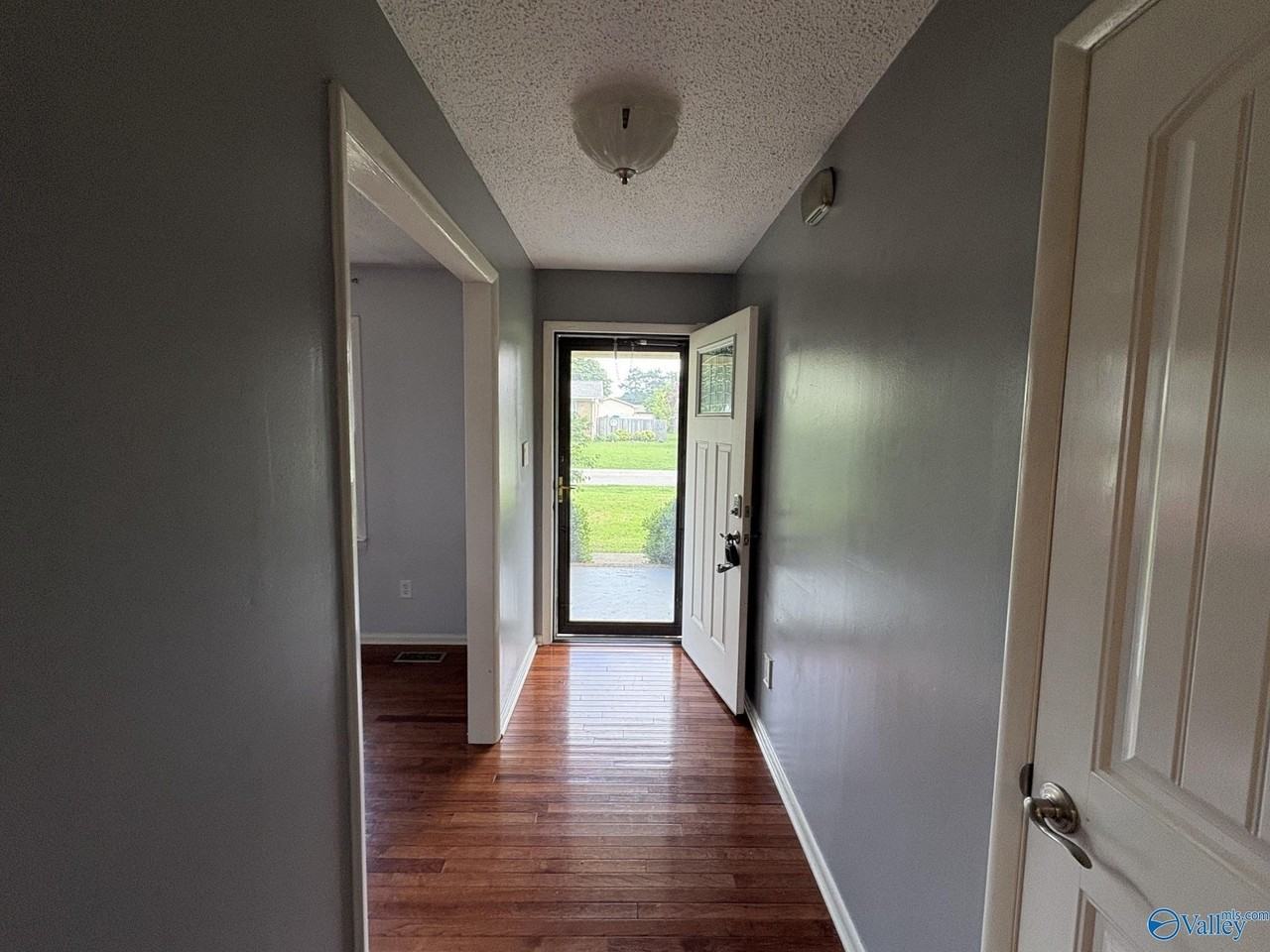 125 Meadow Dr - Photo 2 of 11