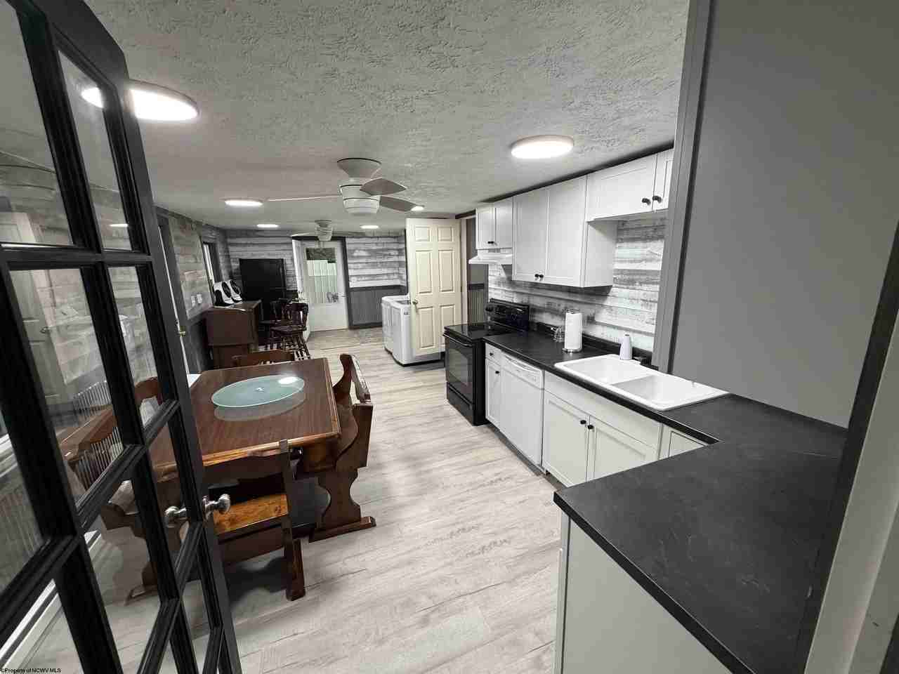 131 School St - Photo 2 of 13