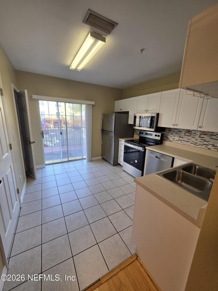 344 E Ashley St - Photo 4 of 22