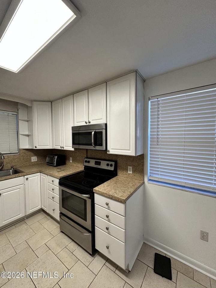 368 1st St - Photo 4 of 16