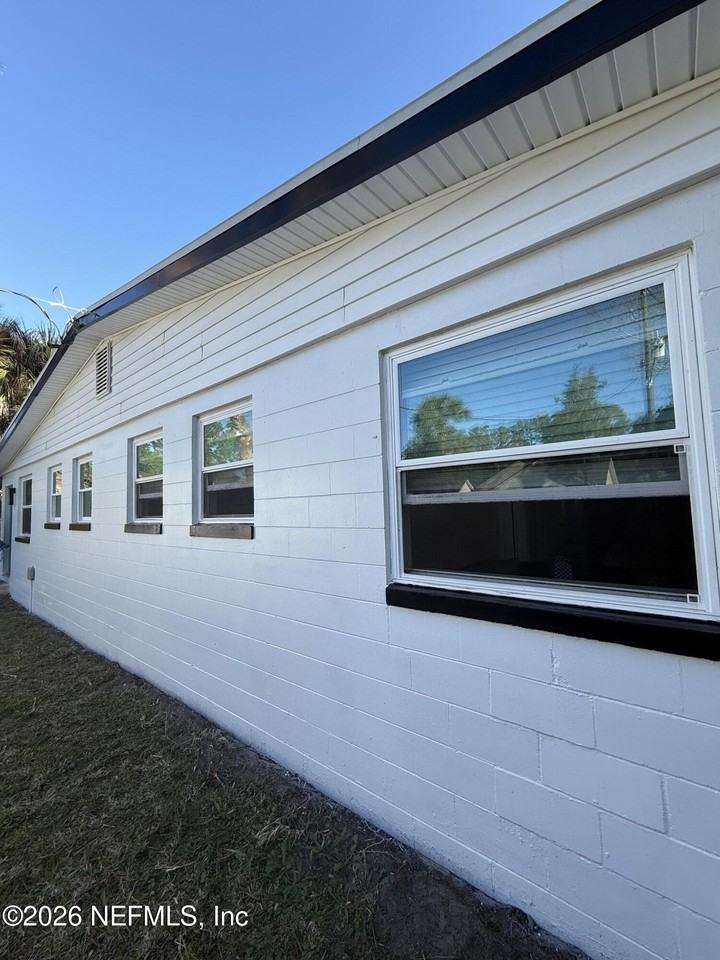 696 Kestner Rd - Photo 2 of 27
