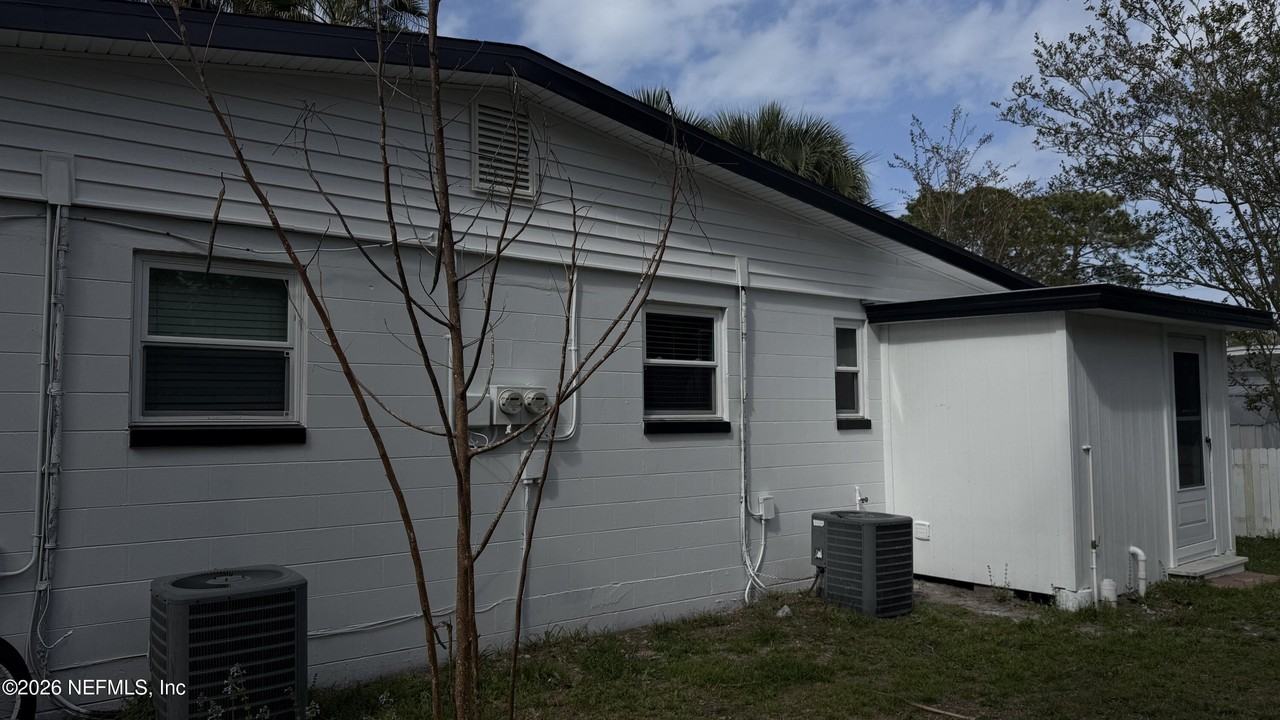 696 Kestner Rd - Photo 4 of 27