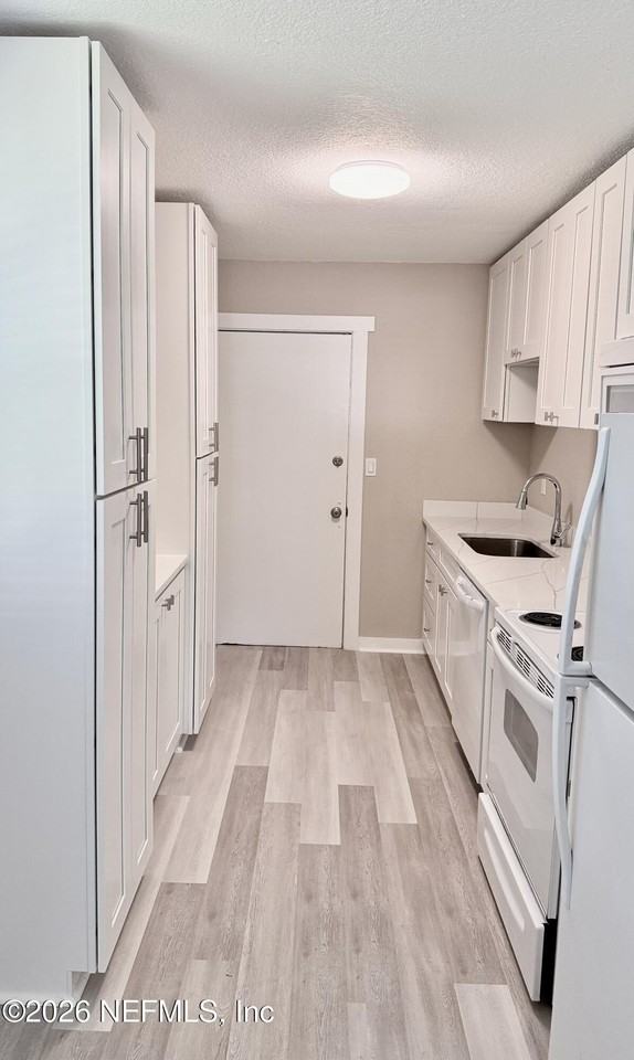 696 Kestner Rd - Photo 5 of 27