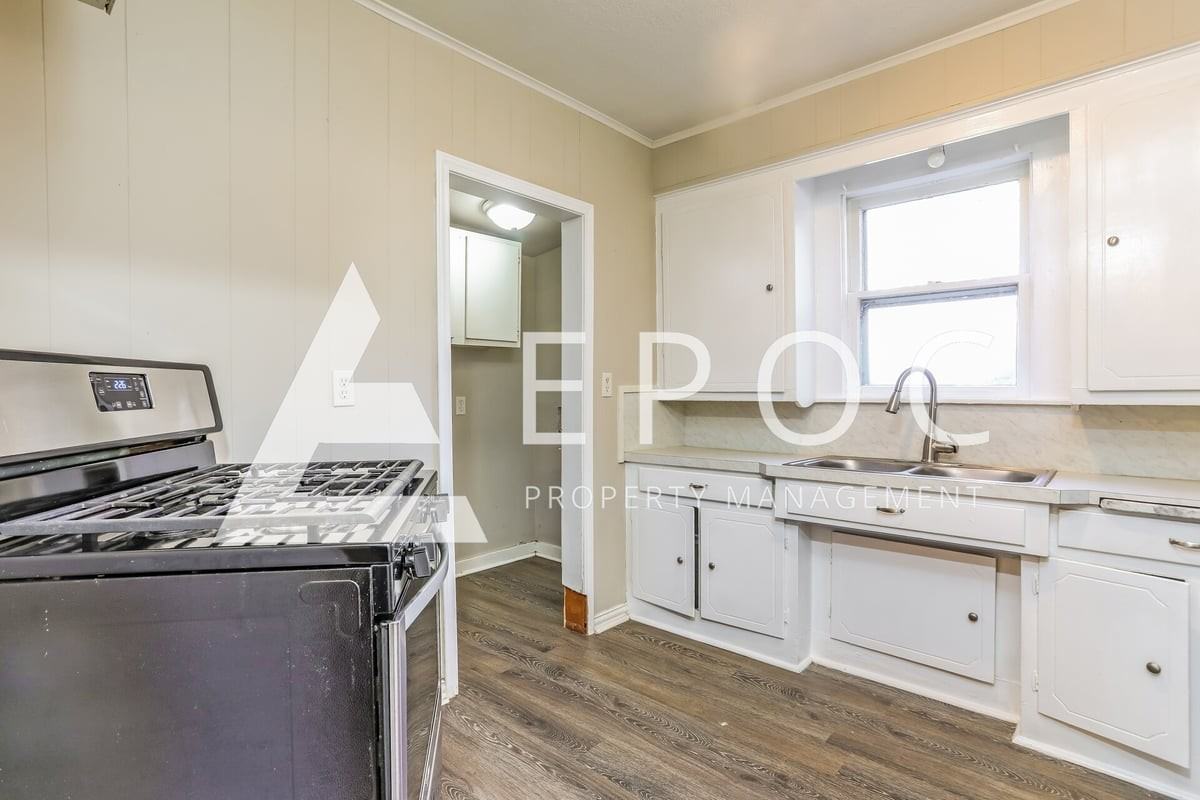 915 N 28th St - Photo 3 of 16