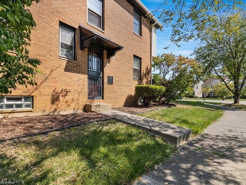 2348 Saybrook Rd - Photo 3 of 37
