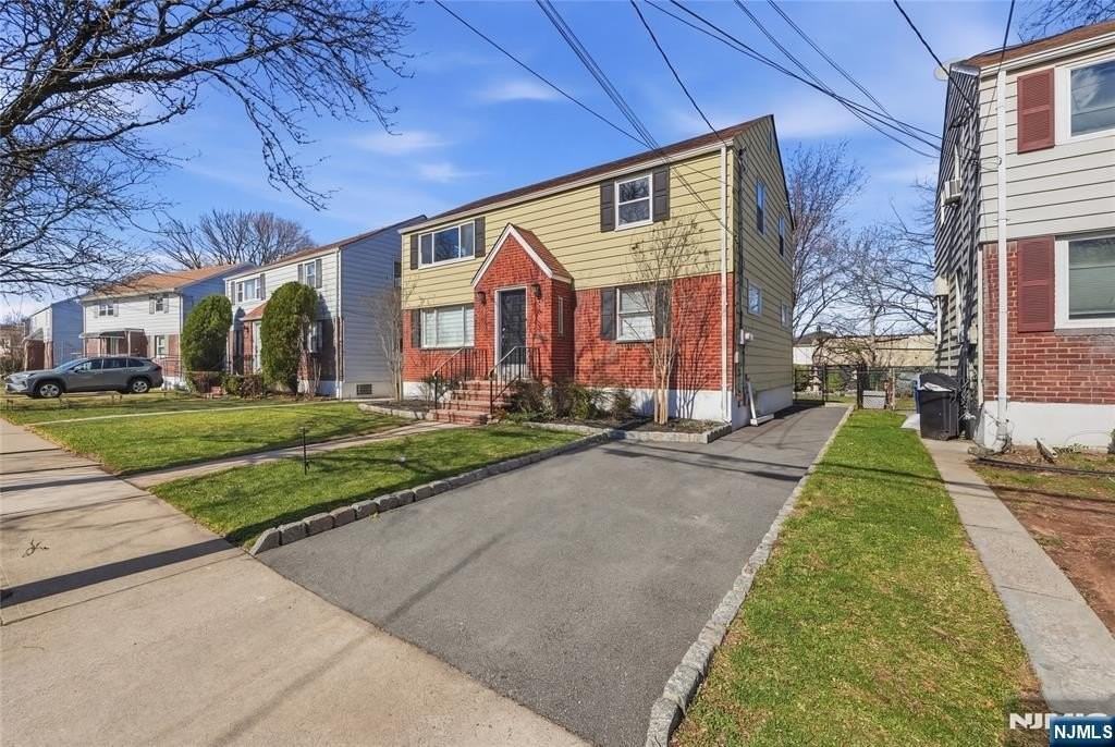73 Macarthur Ave - Photo 2 of 11