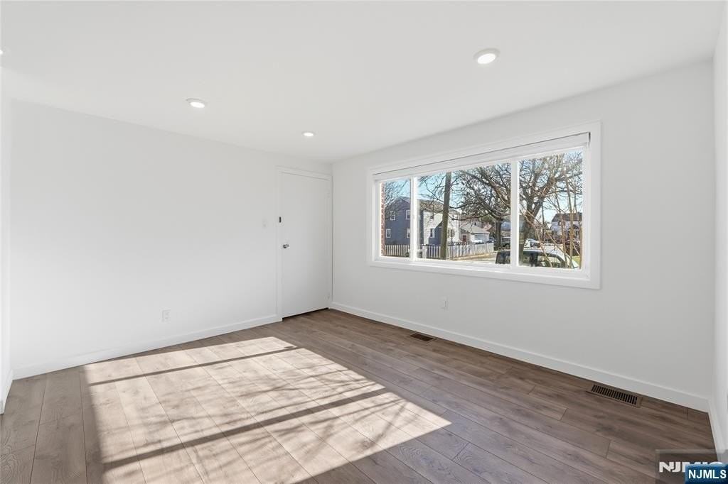 73 Macarthur Ave - Photo 3 of 11