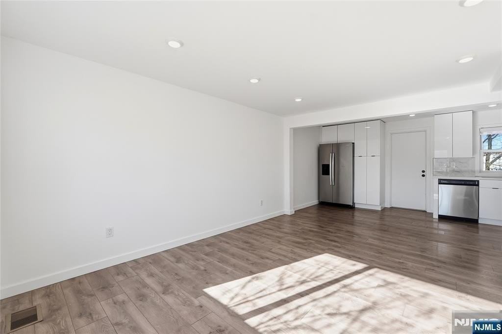 73 Macarthur Ave - Photo 4 of 11