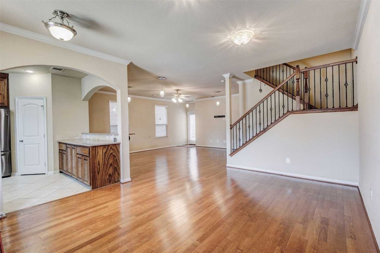 1020 Paradise Cv - Photo 3 of 32
