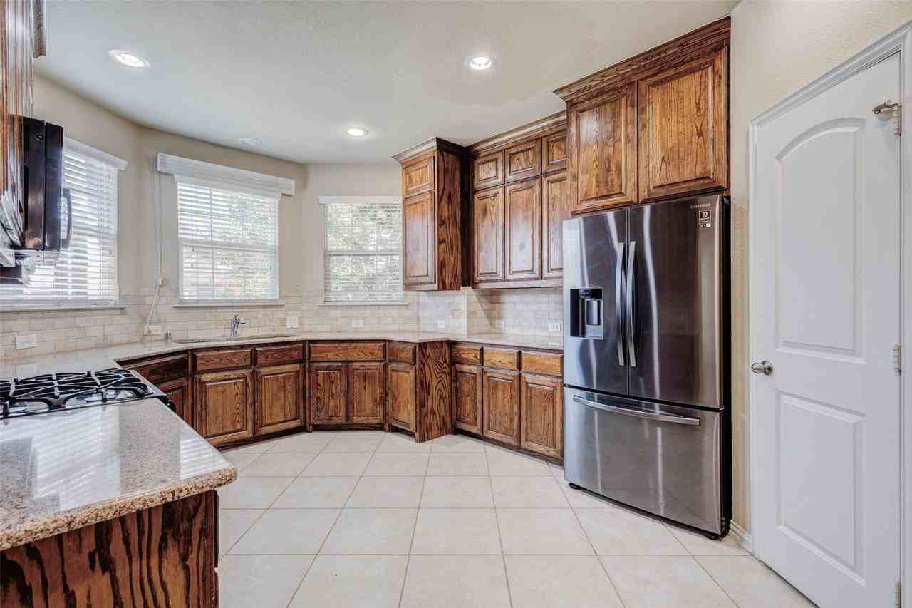 1020 Paradise Cv - Photo 4 of 32