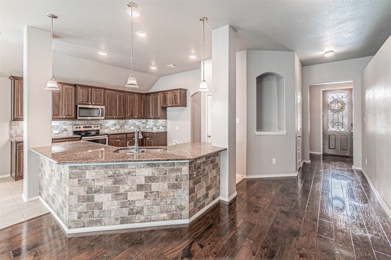 2553 Hadley St - Photo 4 of 31
