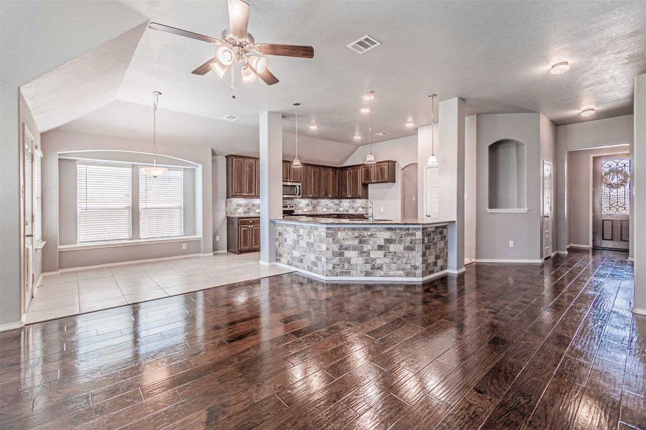 2553 Hadley St - Photo 5 of 31