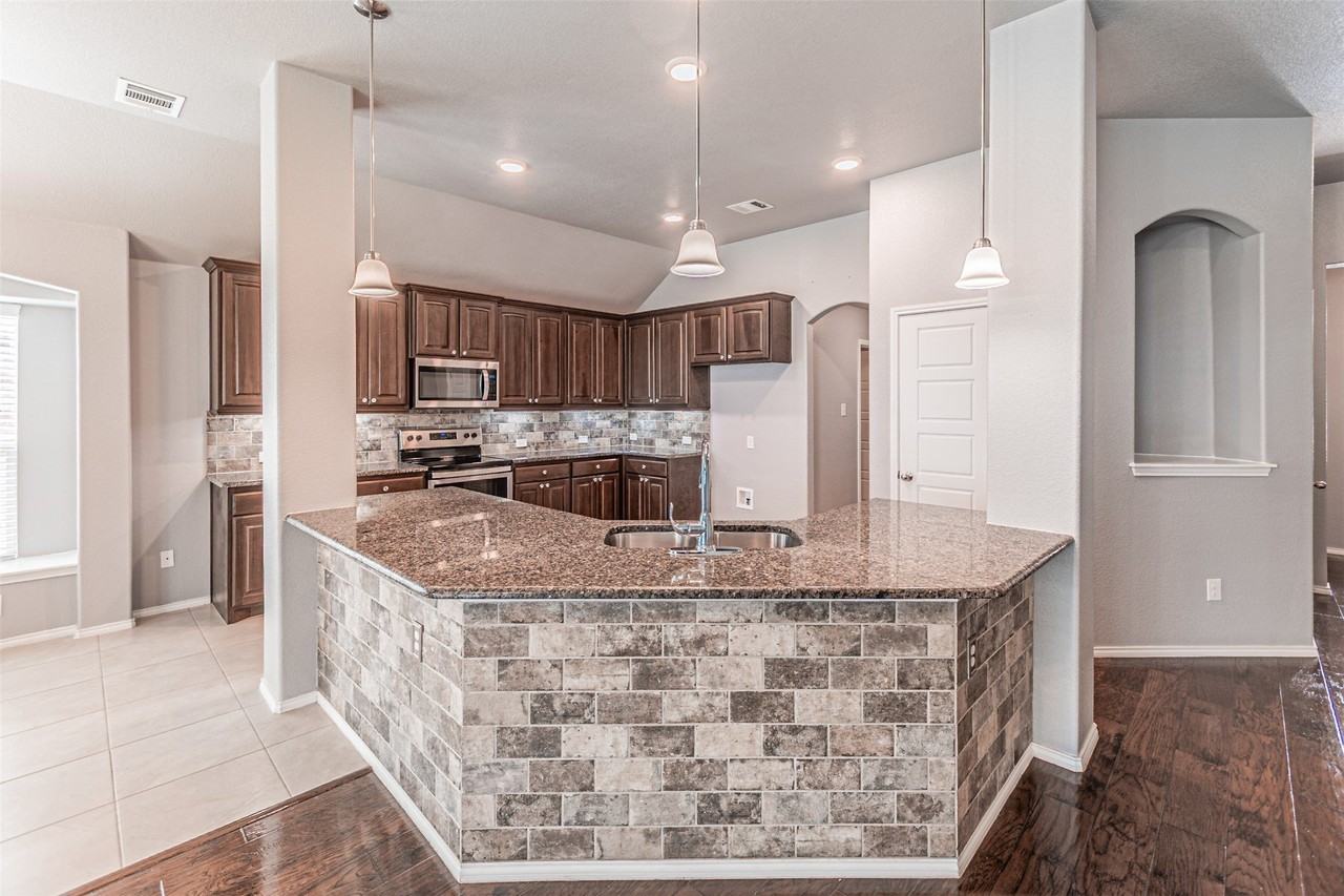 2553 Hadley St - Photo 6 of 31