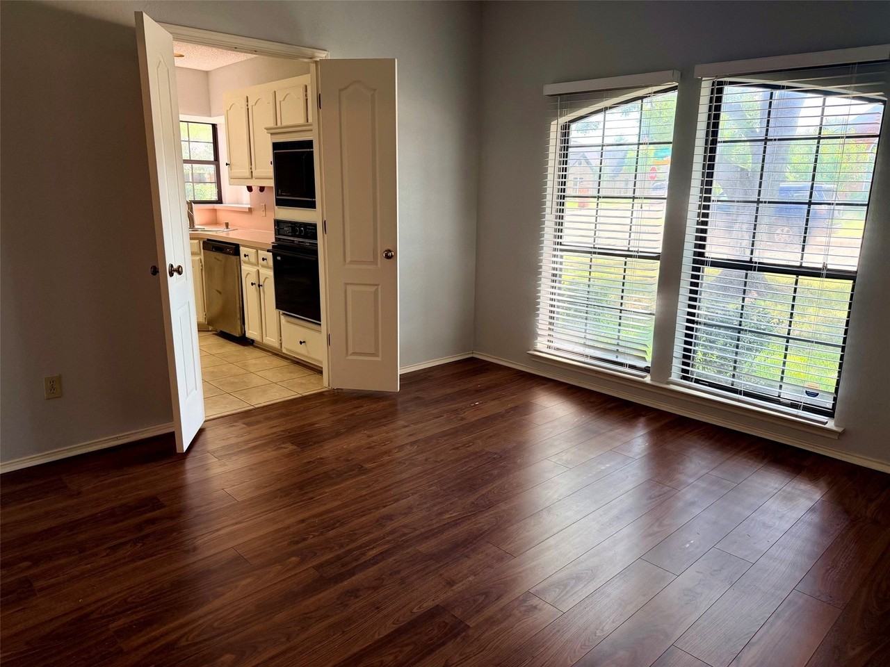 1712 Colonial Ct - Photo 3 of 11