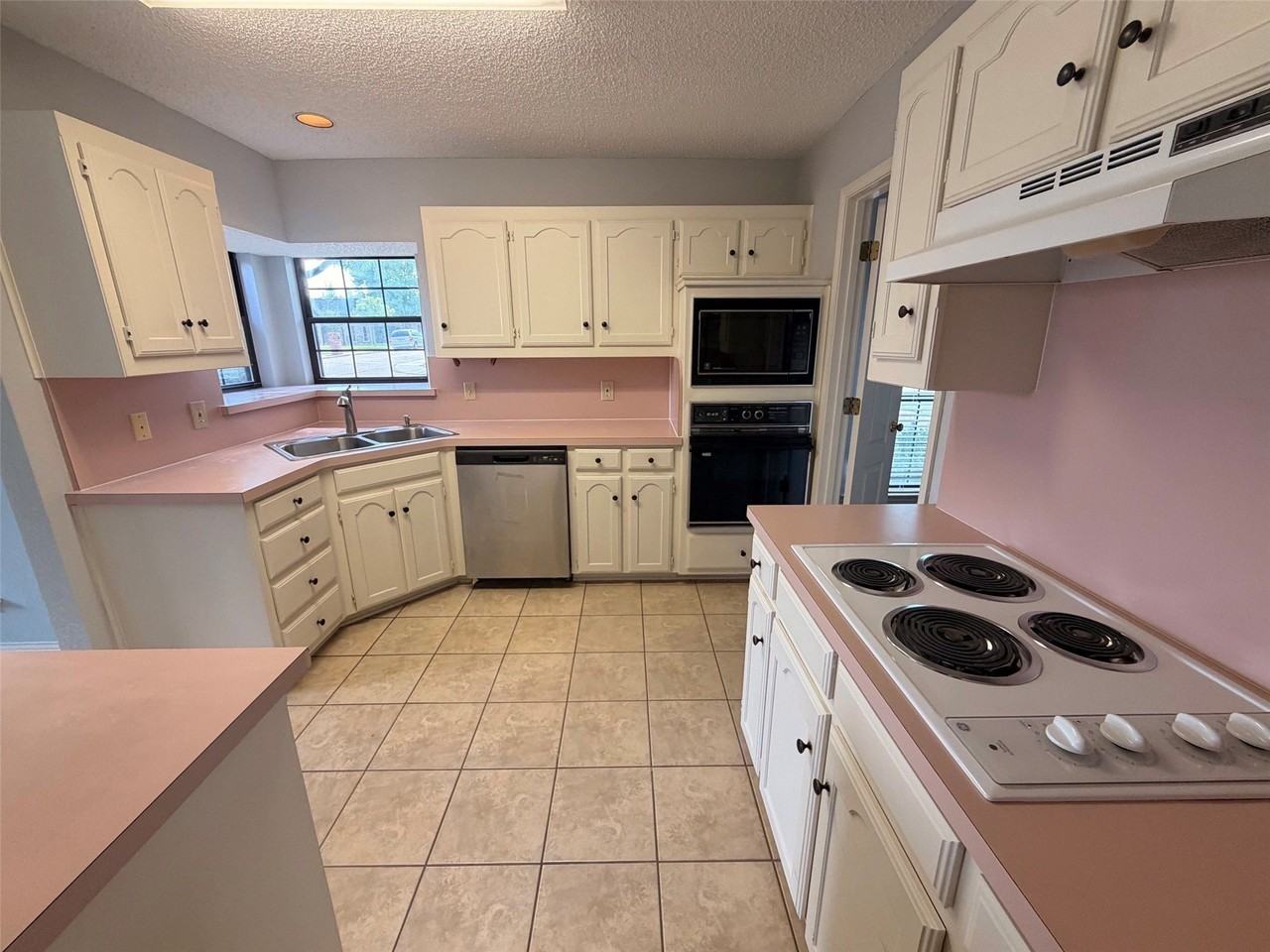 1712 Colonial Ct - Photo 4 of 11