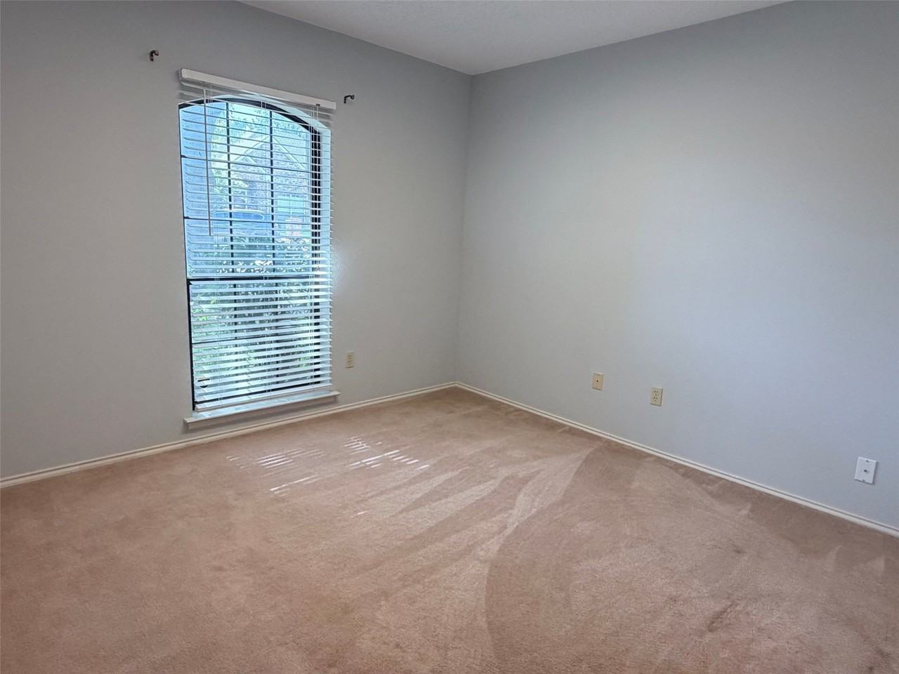1712 Colonial Ct - Photo 5 of 11