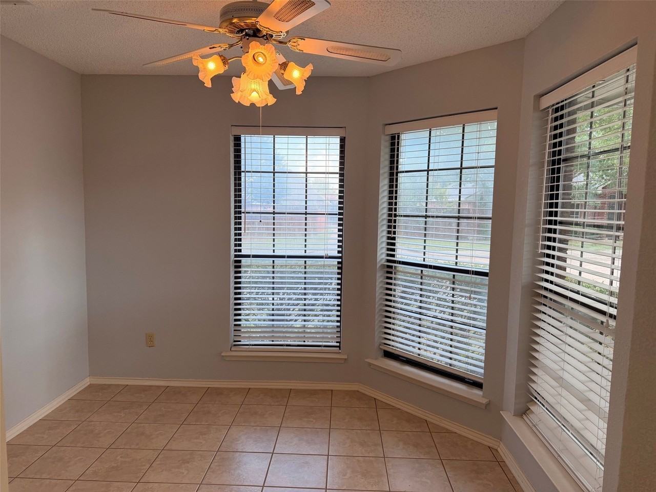 1712 Colonial Ct - Photo 6 of 11