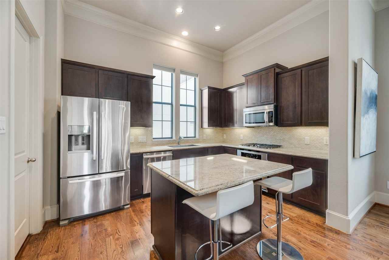 425 S Cesar Chavez Blvd - Photo 6 of 18