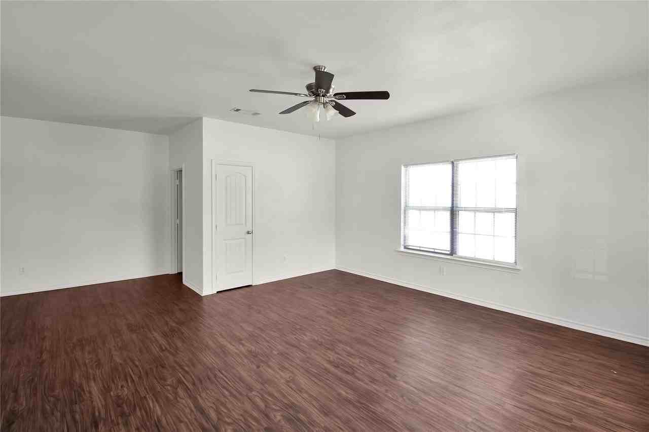 1102 Parkway Trl - Photo 3 of 22