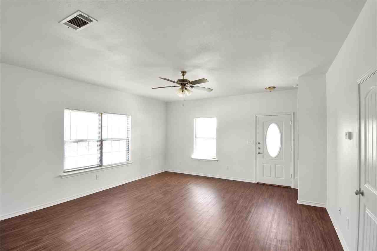 1102 Parkway Trl - Photo 4 of 22