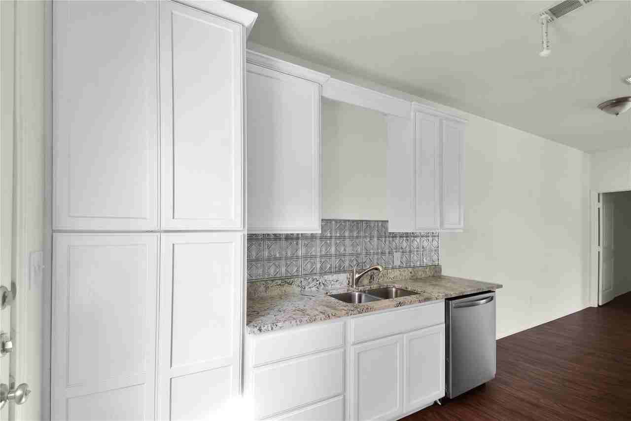 1102 Parkway Trl - Photo 7 of 22