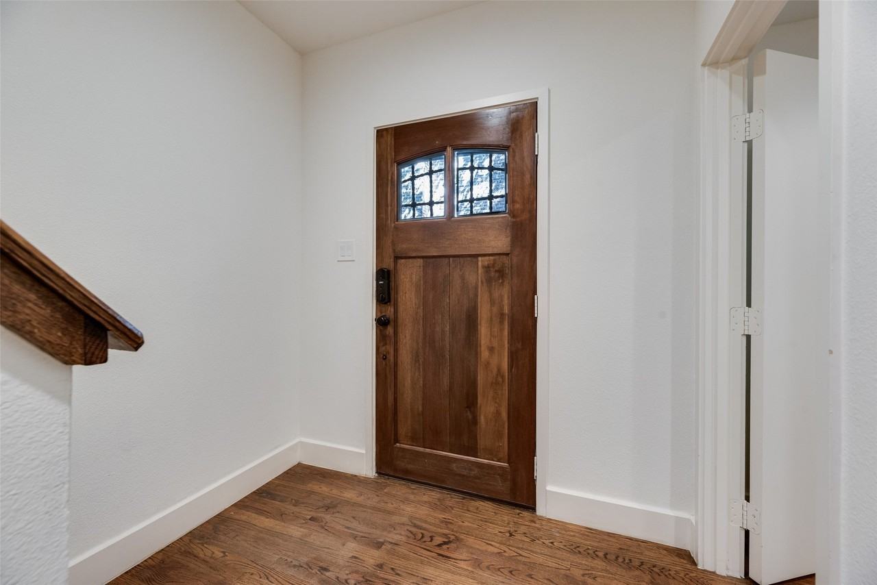 2411 N Hall St - Photo 3 of 20