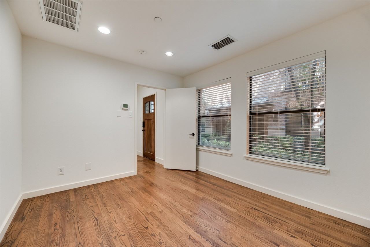 2411 N Hall St - Photo 4 of 20